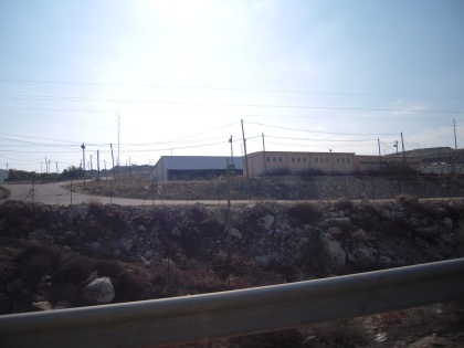 Almacén de equipamiento militar israeli. Si os fijáis, aqui el muro se convierte en una simple valla, para que los palestinos vean quién manda...