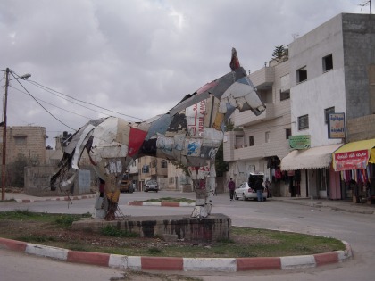 Estatua de un caballo. Está construida con trozos de vehiculos destrozados durante el ataque de 2002